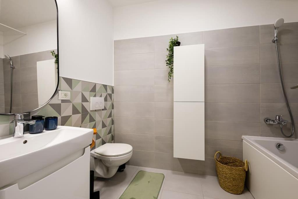 Luxury Apt. Near River & Parking Temesvár Kültér fotó